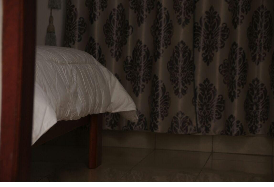 Ambiance chambre, rideau à motif damassé