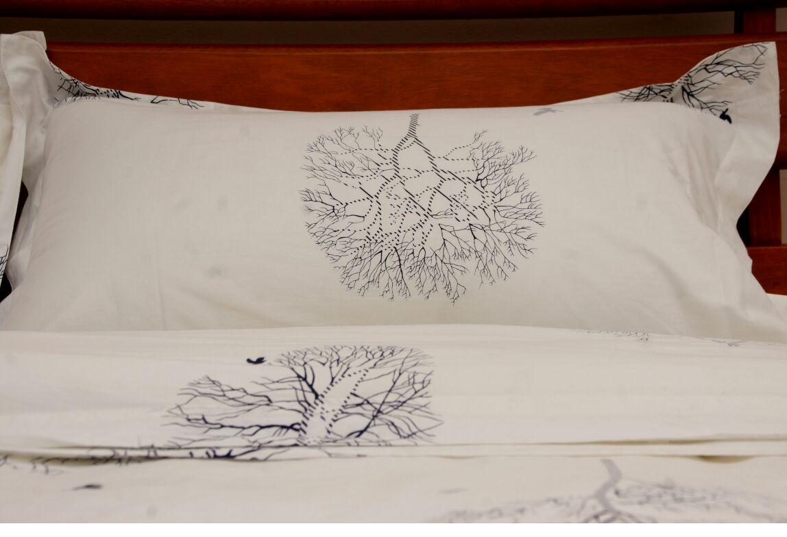 Linge de lit brodé signature, motif arbre et oiseau