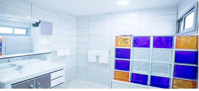 Salle d'eau, pavés de verre colorés